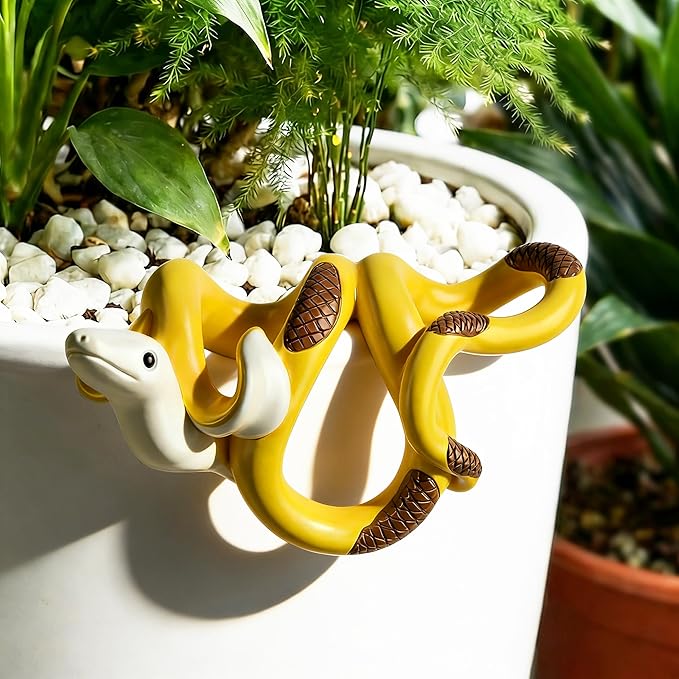 Banana Snake Figurine Plant Pot Hugger Resin Miniature Hanging Realistic Banana Snake Statues Plant Decorations Gifts for Outdoor Home Garden Fence Balcony Patio Lawn Yard Ornaments